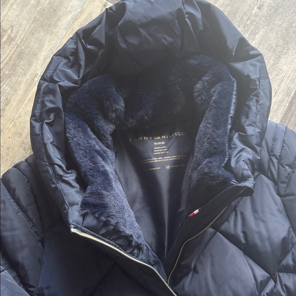 Tommy Hilfiger women's navy blue diamond-quilted puffer jacket with faux fur - Picture 2 of 3
